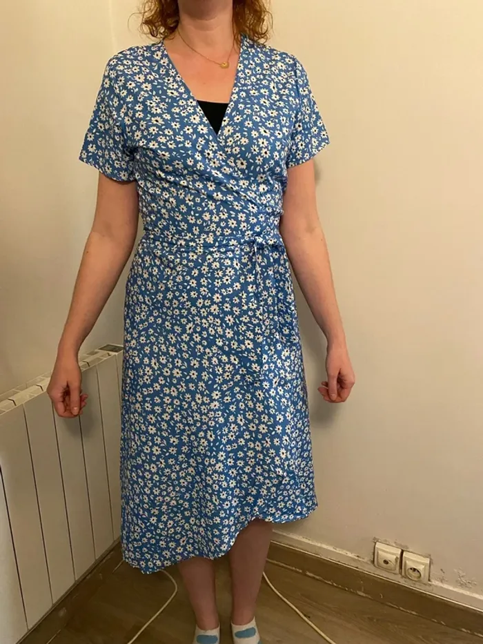 Robe portefeuille bleue à fleurs