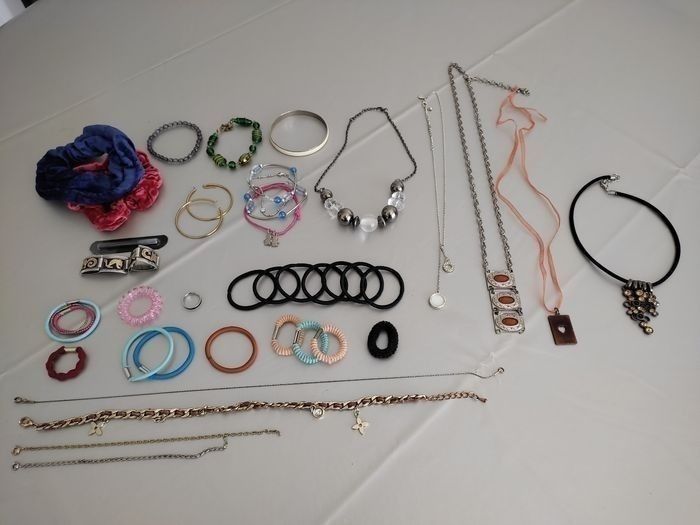 Lot de bijoux et accessoires de coiffure