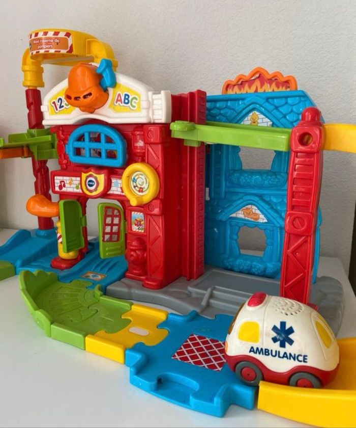 Caserne de pompier Circuit Tut tut bolide + véhicules voiture pompier , ambulance hélicoptère VTECH - photo numéro 10