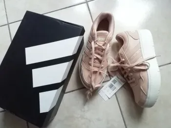 Idée Cadeau / Baskets Adidas Femme Taille 36 Neuves Avec Étiquette Et Boite D Origine!!