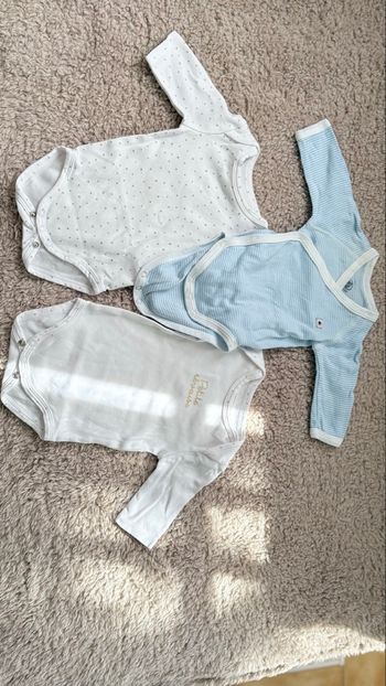 Lot 3 bodies bébé 1 mois – très bon état