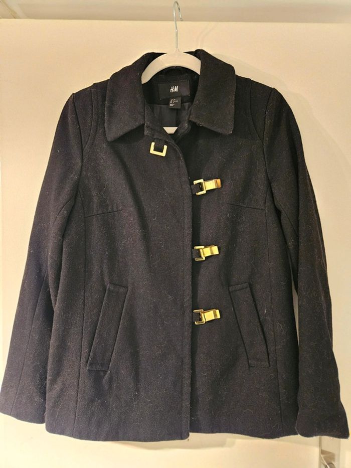Manteau noir boutons or