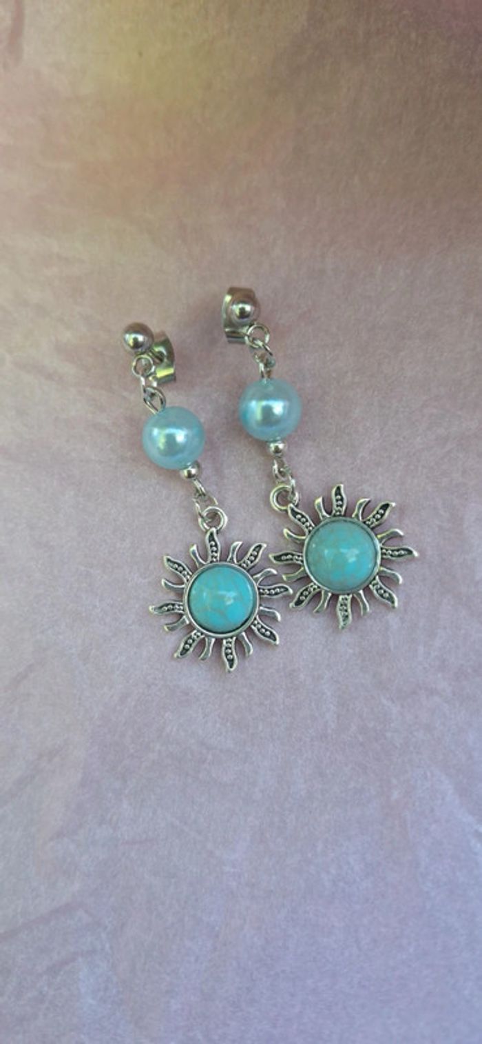 Boucles d’oreilles double perle bleue et soleil argenté - photo numéro 2