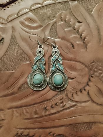 boucles d'oreilles en turquoises et strass Bleus sur métal argenté.