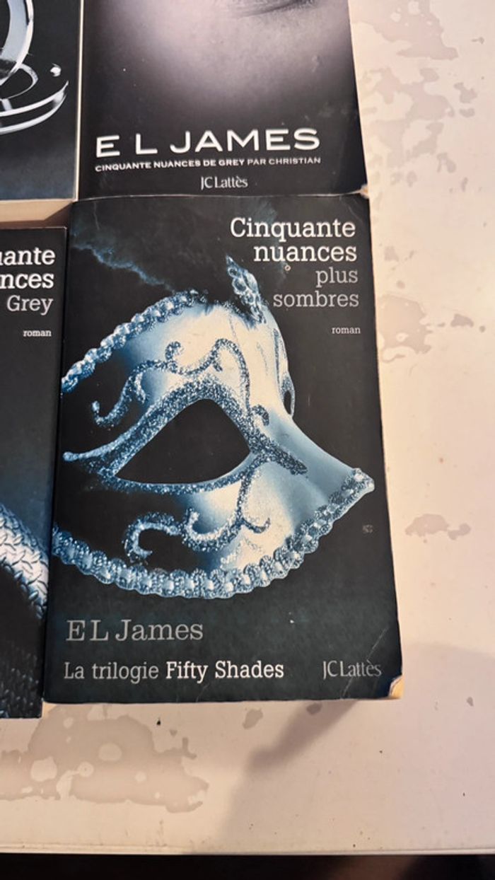 Lot de 4 livres Cinquante nuances de E. L. James  Trilogie complète + “Grey” - photo numéro 7