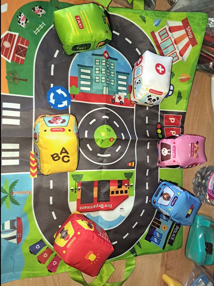 Circuit de voitures et 6 voitures en mousse