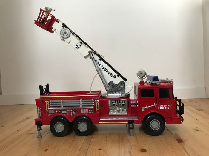 Camion de pompier à grande échelle - photo numéro 4