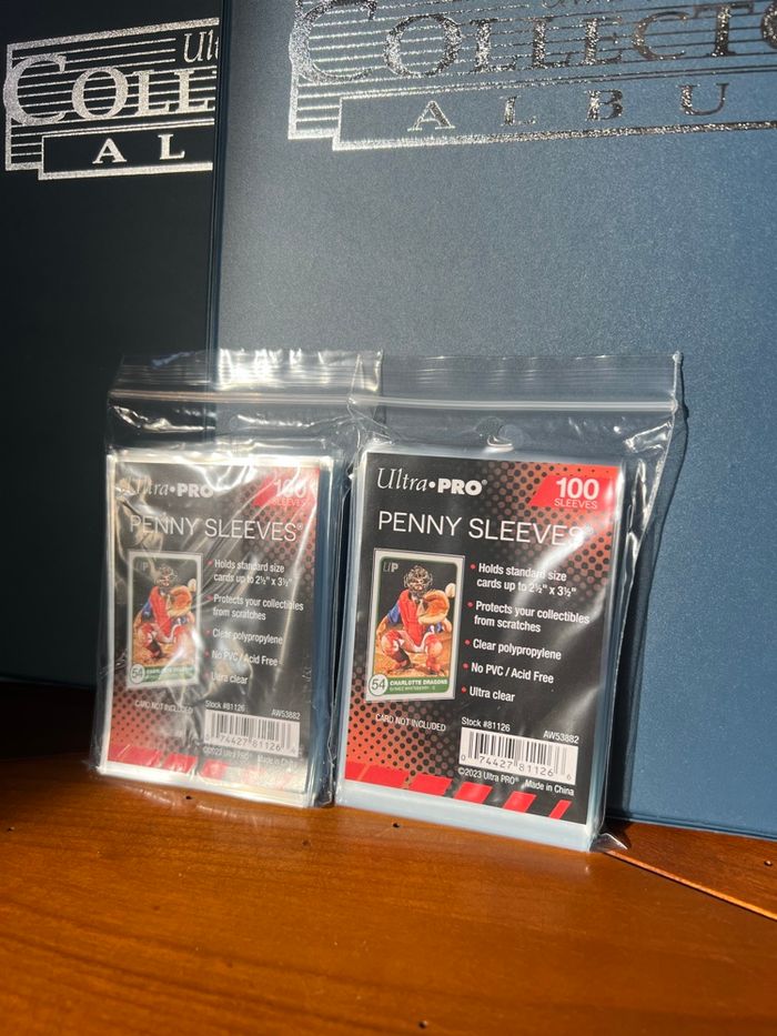 Lot de 2 classeurs Collectors bleu + 200 sleeves Ultra Pro - photo numéro 2