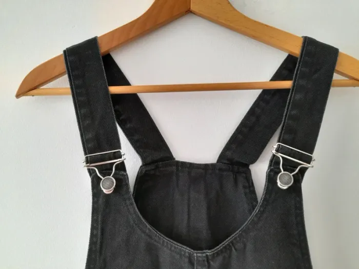 Robe en jean noir avec bretelles. - photo numéro 2