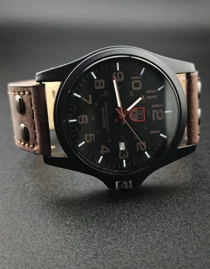 Montre marron foncé, technique, cadran noir - photo numéro 2