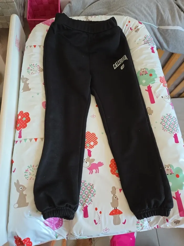 Jogging noir taille 6 ans