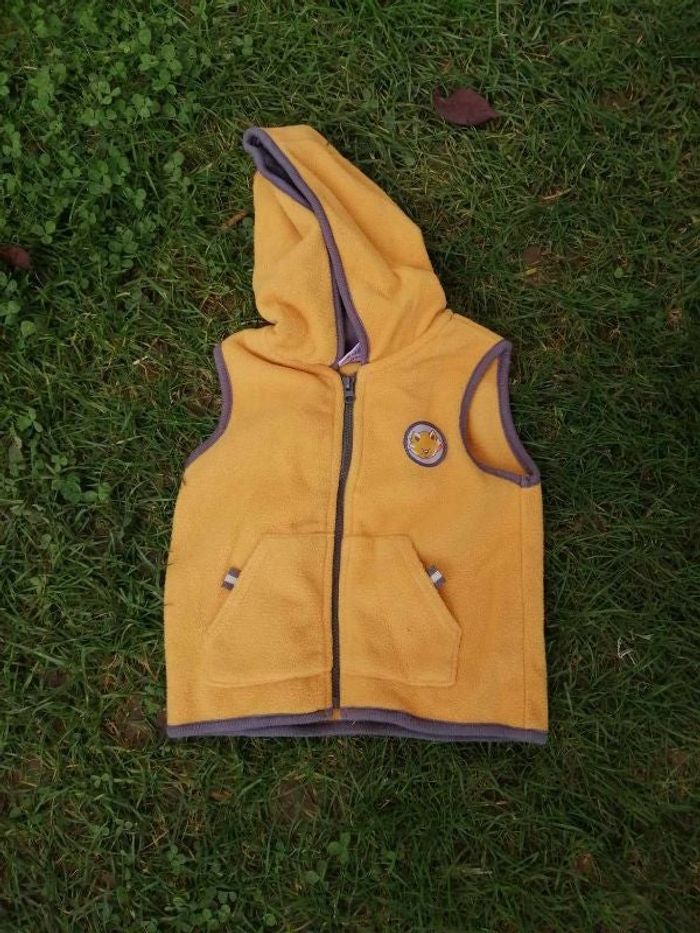 veste sans manche orange 12 mois