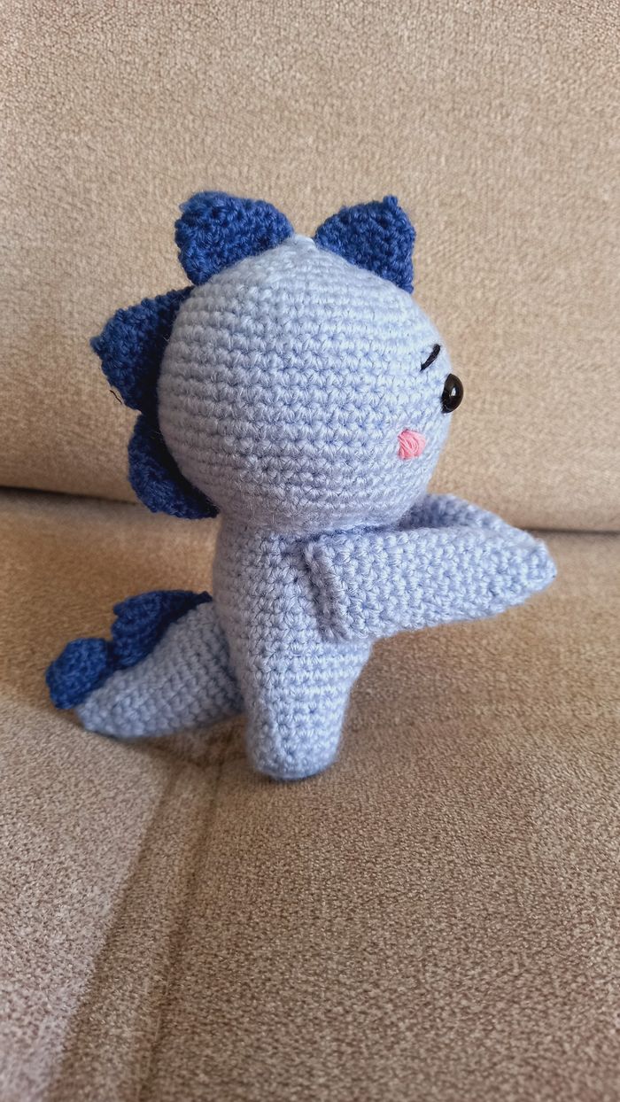 Doudou plat peluche dinosaure amigurumi au crochet bleu - photo numéro 8