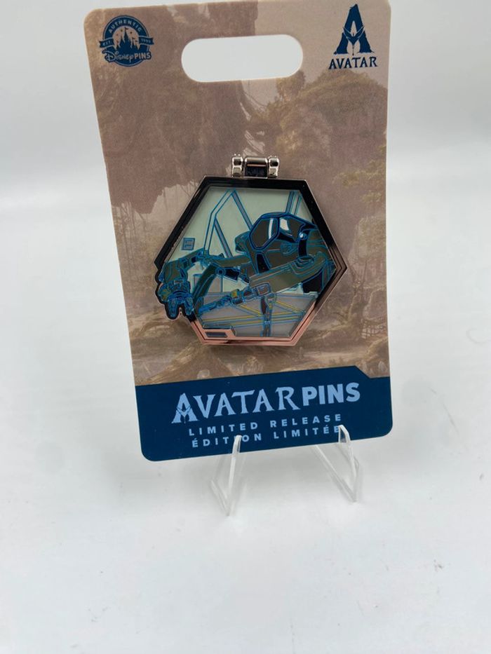 Pin's en édition limitée combinaison Avatar AMP Disney store - photo numéro 3
