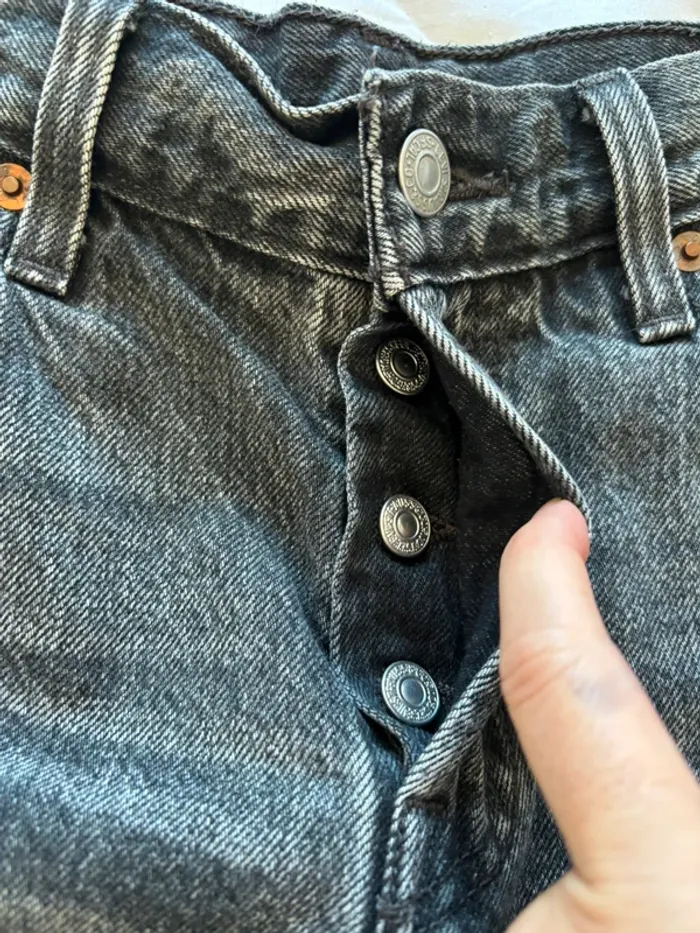 Short Levi’s 501 vintage court mini destroy W26 S/36 – mi taille gris foncé style cut off - photo numéro 3