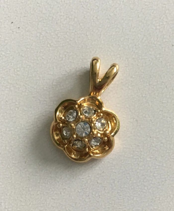 pendentif fantaisie métal doré et strass fleur