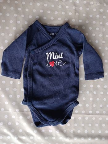 Bodie ouverture devant 1 mois 56 cm in extenso