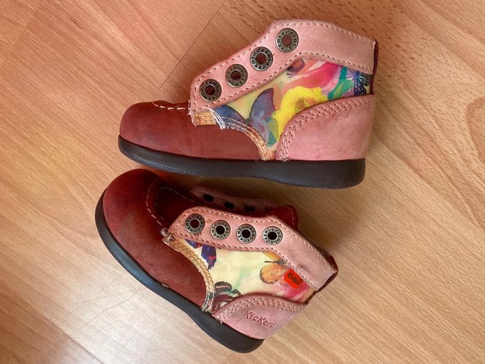 Belle paire de chaussures/bottines en cuir Kickers rose avec hologramme T. 21 fille - photo numéro 2