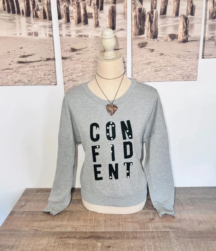 💕 sweat gris avec perles nacrés floqué « confident » taille 38 m #jennyfer - photo numéro 2
