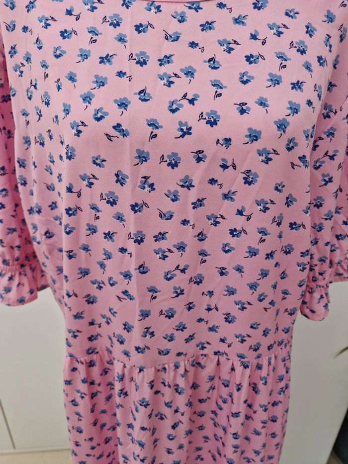 Robe Longue Rose Imprimé Fleurs Bleu Avec Volants - photo numéro 4