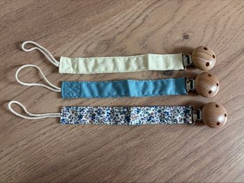 Attache tétine tissu bleu jaune liberty neuf