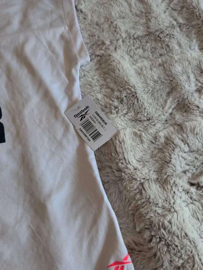 T-shirt fille. 8 ans. Reebok. Neuf - photo numéro 3