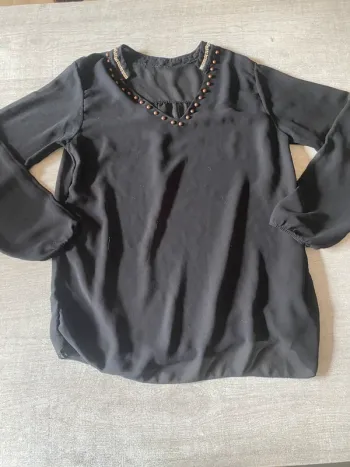 Haut noir fluide à perles – col V élégant et féminin