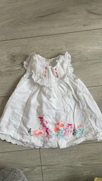 Robe fleuris taille 9 mois