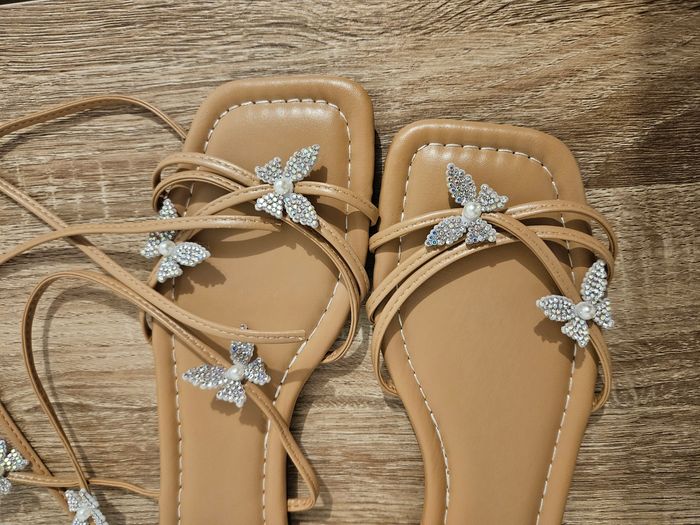 Nu-pieds à lanières avec des papillons 🦋 - photo numéro 6