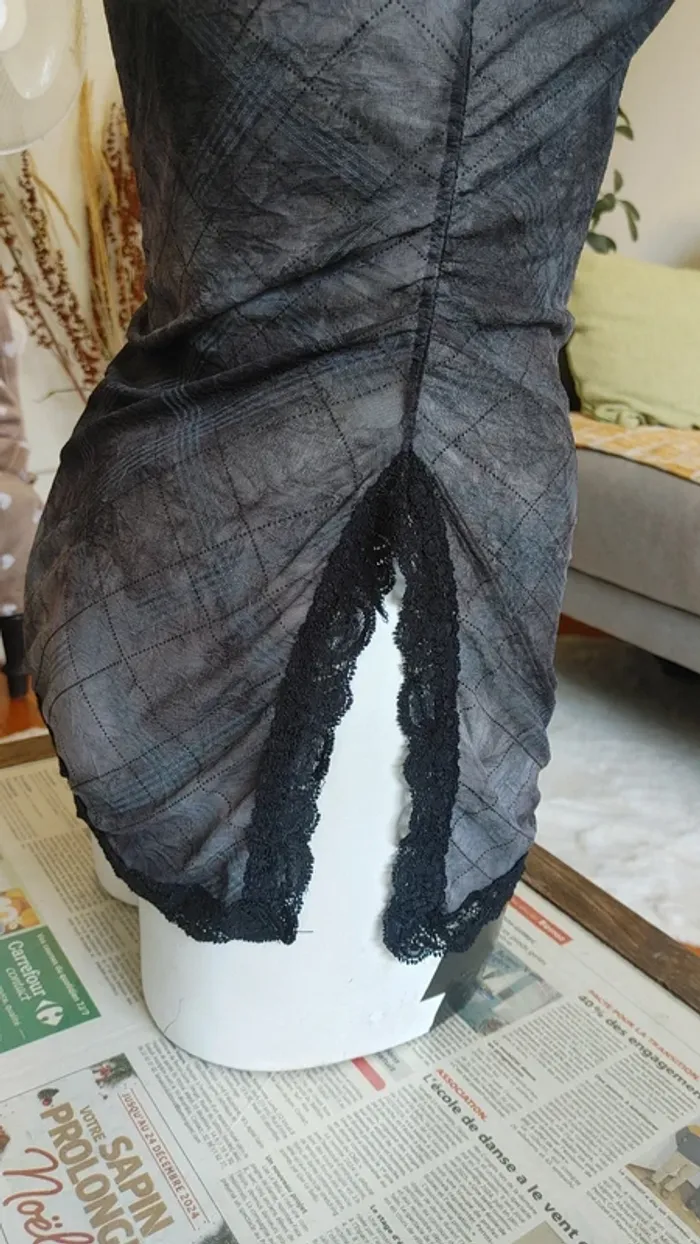 Débardeur transparent en mesh décolleté dentelle et fente - photo numéro 4