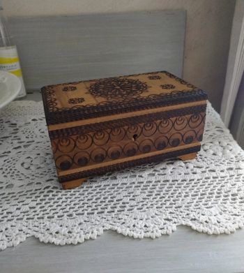 Coffre en bois artisanal