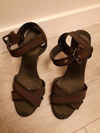 Sandales à brides marrons et noires 38