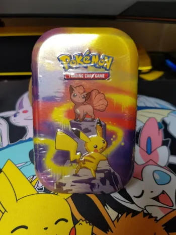 Mini tin pouvoir de Kanto Pikachu et Goupix