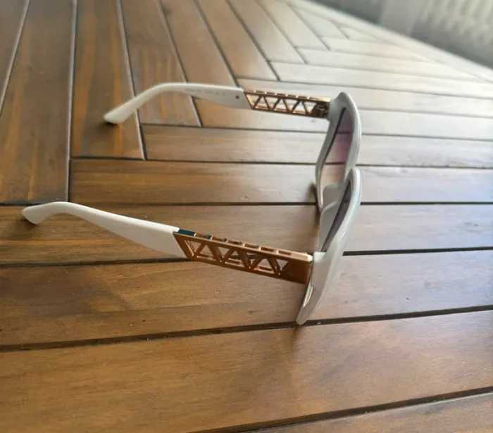 Superbes lunettes de soleil - photo numéro 3