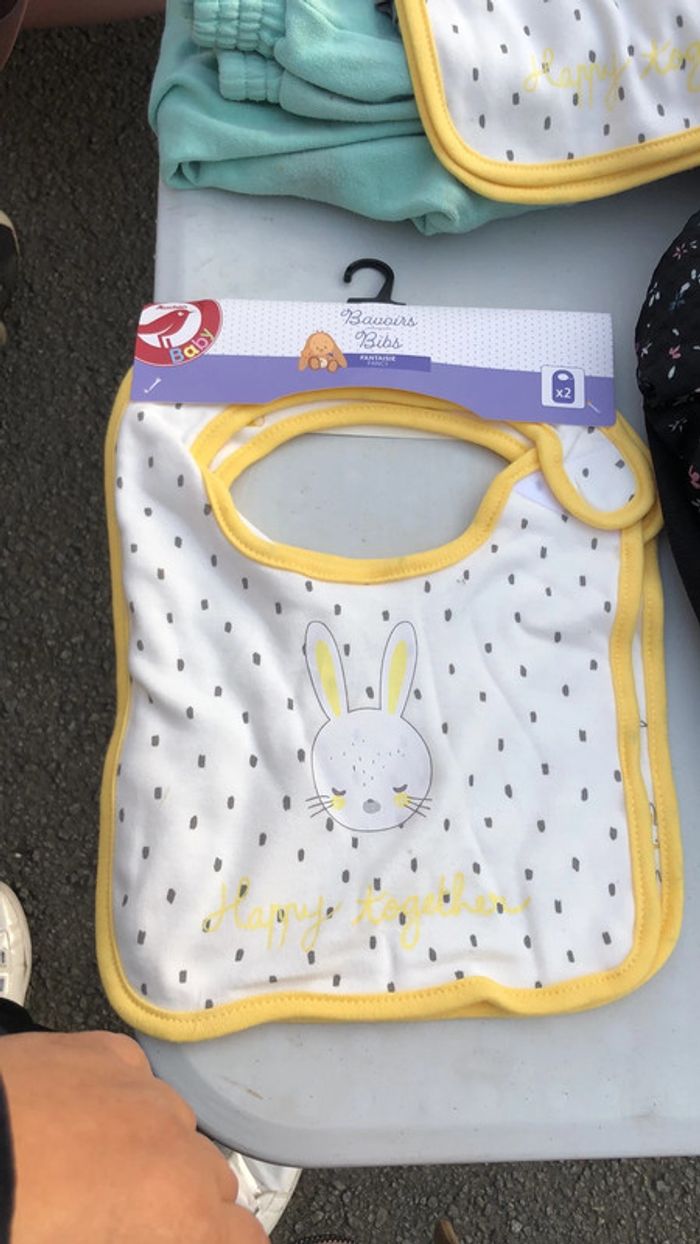 Ensemble 2 bavoirs bébé .neuf - photo numéro 1