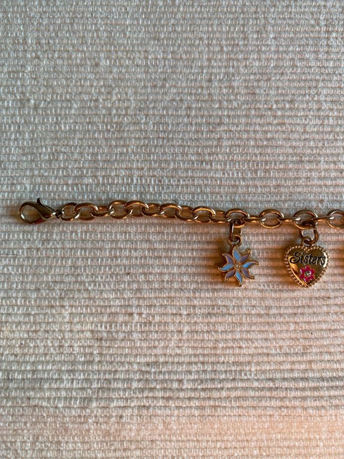 Bracelet en métal doré avec charms La Reine des Neiges Disney - photo numéro 4
