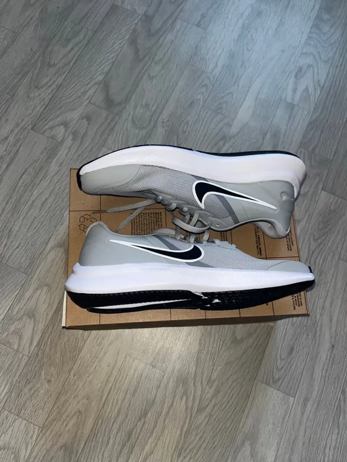Chaussure Nike grise 38,5