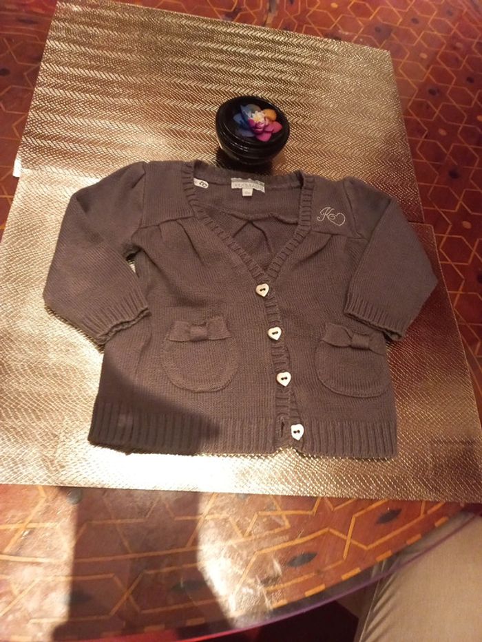 Très joli gilet, boutons a cœur argentés