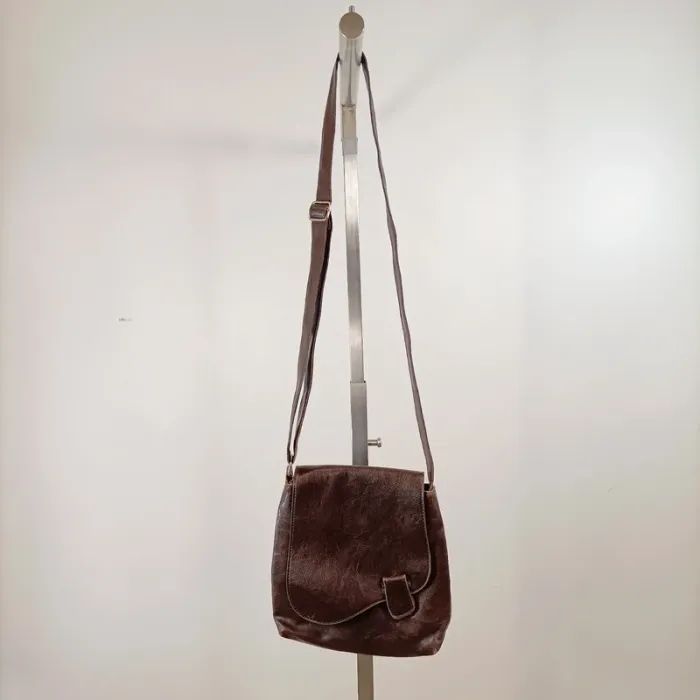 Sac besace marron chocolat effet cuir à rabat pression et bandoulière réglable S040 - photo numéro 2