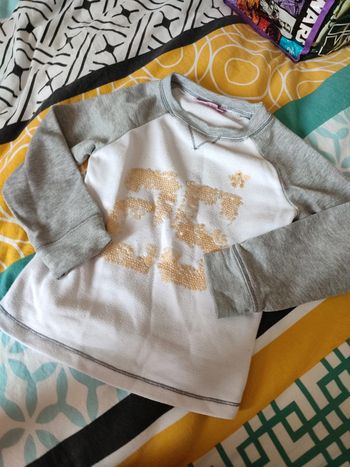 Pull gris et blanc numéro 25