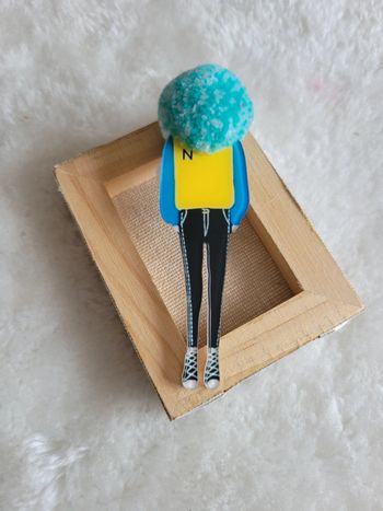 Broche petite jeune fille