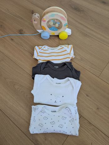 Lot bodies taille 3 mois