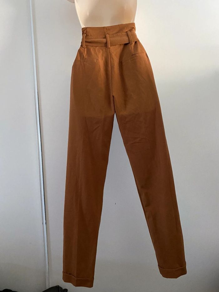 Bershka pantalon t 32  taille haute entre  marron moutarde des photos représentent bien la couleur - photo numéro 2