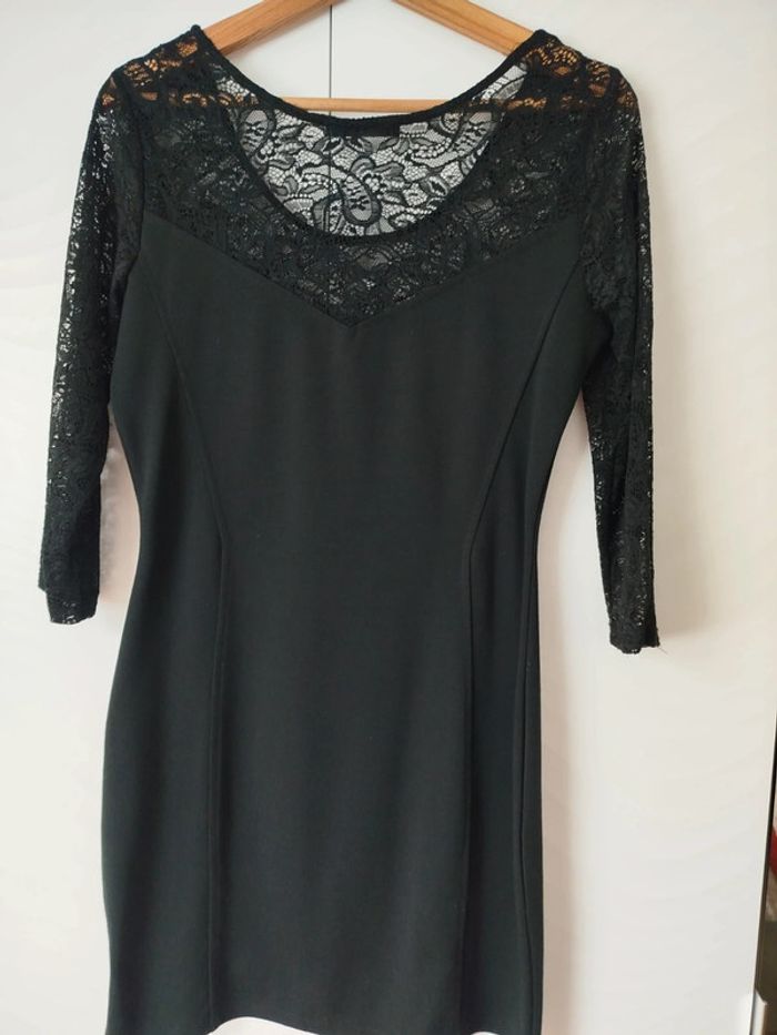 Robe noire à dentelle taille 38 - photo numéro 3