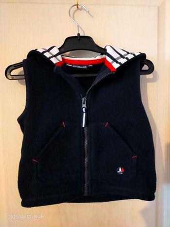 Gilet bleu foncé.Taille 23 mois