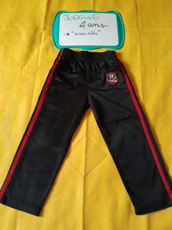 Jogging noir et rouge 4 ans Associés