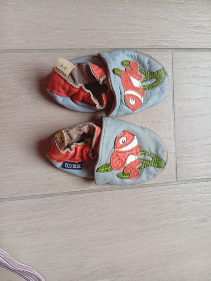 Petits chaussons en cuir. 6/12 mois