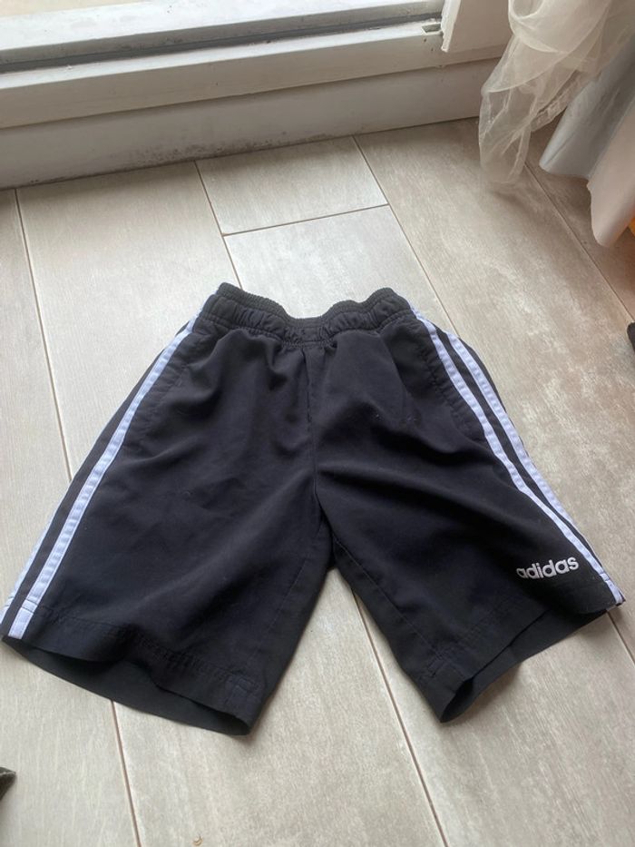 Short Adidas neuf. 10 ans