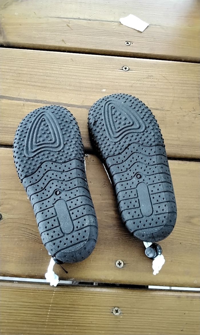 Chaussures de plage,  neuve  ,Too Beach  ,noir et blanche  ,pointure  26 - photo numéro 3