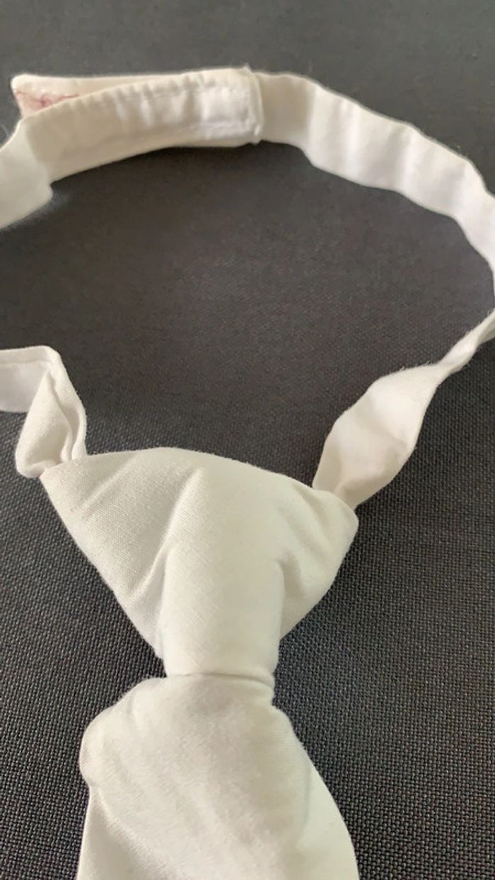 Cravate blanche enfant tour de cou maxi ~32cm réglable scratch - photo numéro 3